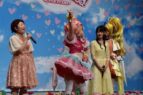 左から引坂理絵、キュアエール、小倉唯、キュアエトワール。