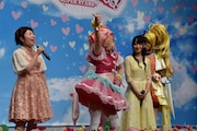 左から引坂理絵、キュアエール、小倉唯、キュアエトワール。