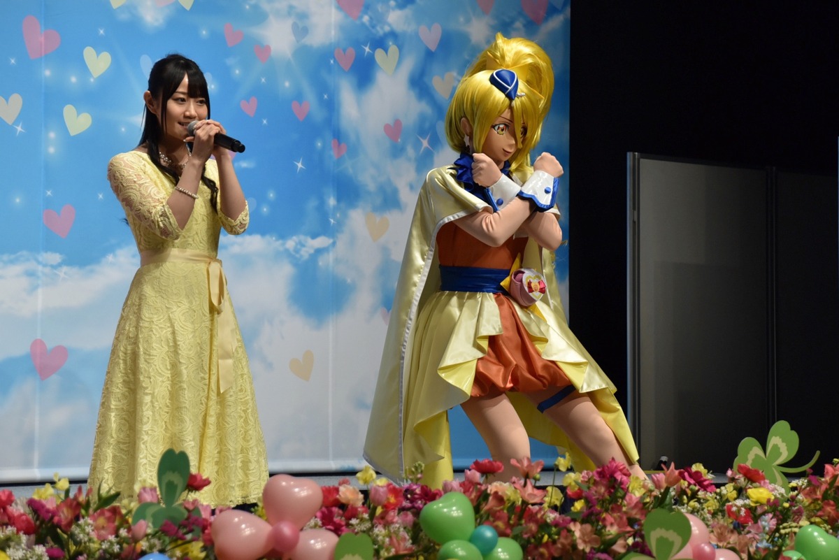 左から小倉唯、キュアエトワール。