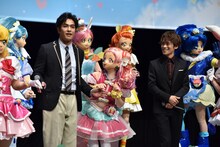 プリキュアの着ぐるみたちに連れられてきた北村一輝と小野賢章。
