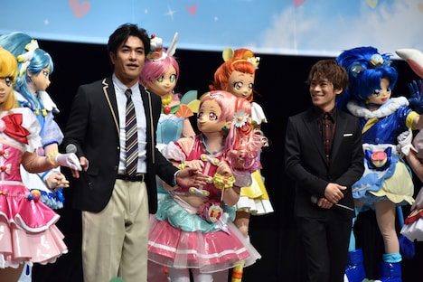 プリキュアたちに連れられてきた北村一輝(左)と小野賢章(右)。