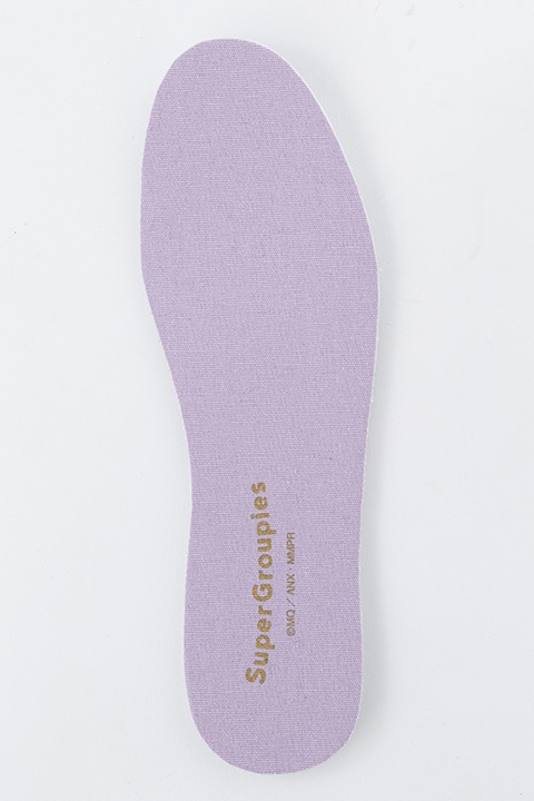 暁美ほむらモデルのスニーカー。