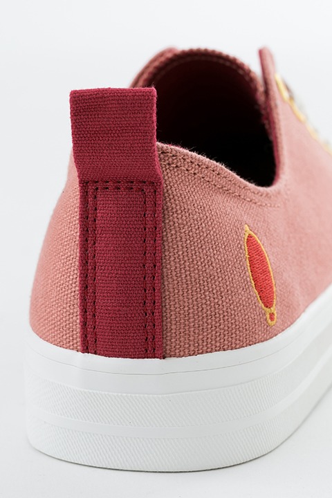 佐倉杏子モデルのスニーカー。