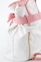 「魔法少女まどか☆マギカ」鹿目まどかモデルのバッグ。