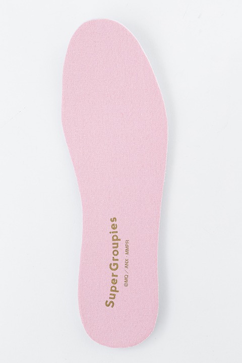 「魔法少女まどか☆マギカ」鹿目まどかモデルのスニーカー。