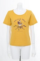 巴マミモデルのTシャツ。