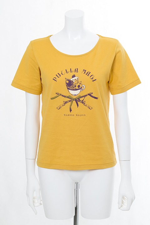 巴マミモデルのTシャツ。