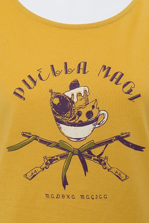 巴マミモデルのTシャツ。