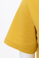 巴マミモデルのTシャツ。