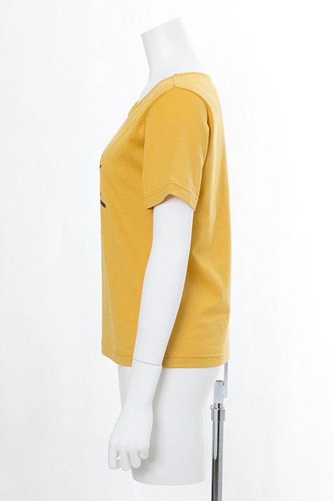 巴マミモデルのTシャツ。