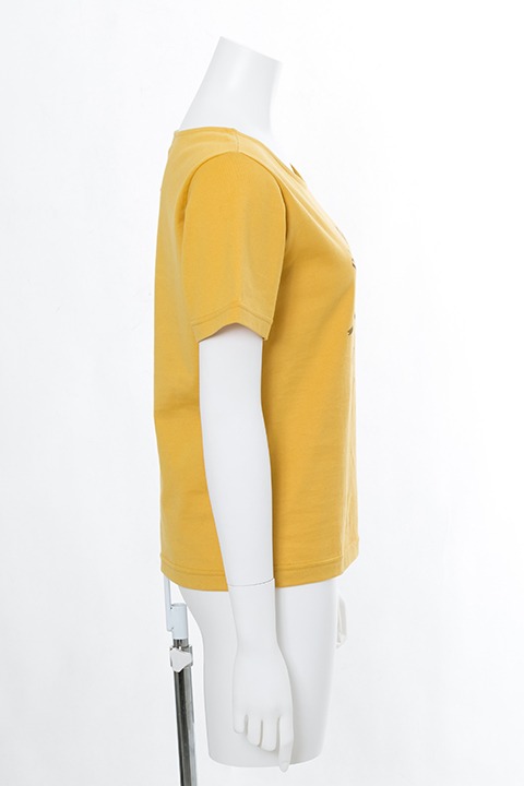 巴マミモデルのTシャツ。