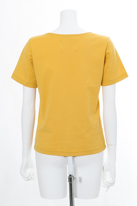 巴マミモデルのTシャツ。