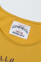 巴マミモデルのTシャツ。