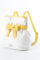 巴マミモデルのバッグ。