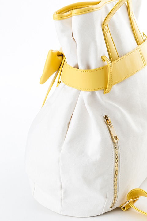 巴マミモデルのバッグ。