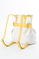 巴マミモデルのバッグ。