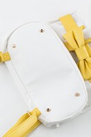 巴マミモデルのバッグ。