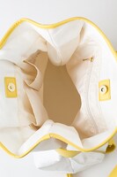 巴マミモデルのバッグ。