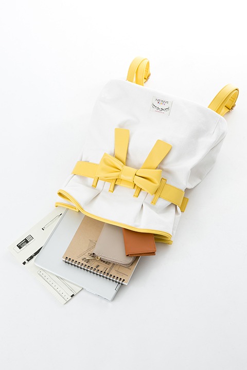 巴マミモデルのバッグ。