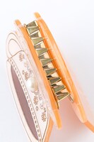 巴マミモデルのヘアクリップ。