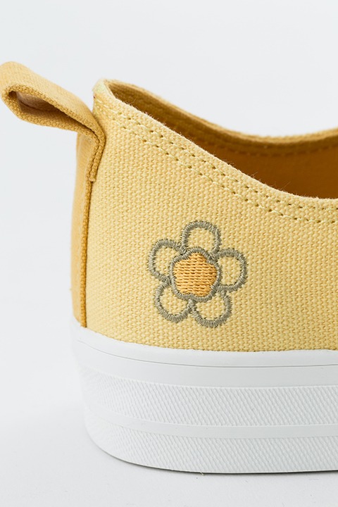 巴マミモデルのスニーカー。