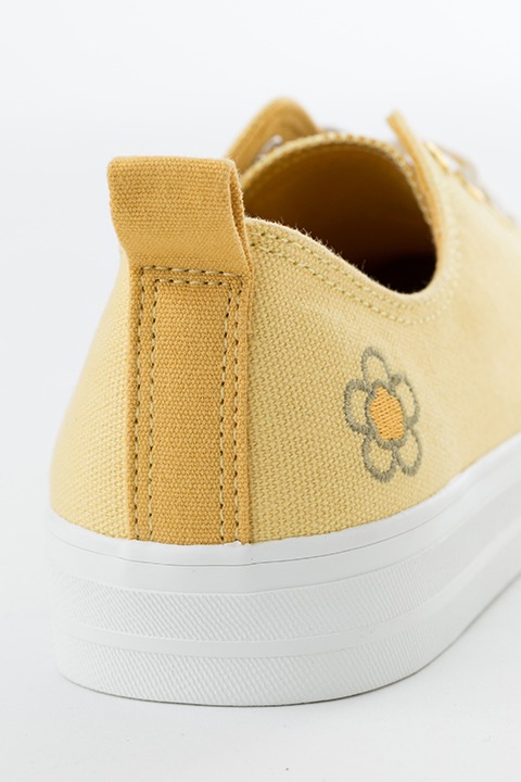 巴マミモデルのスニーカー。