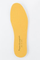 巴マミモデルのスニーカー。