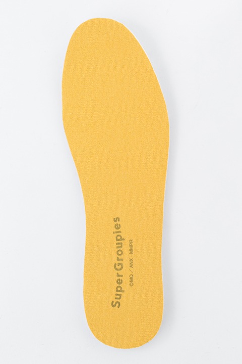 巴マミモデルのスニーカー。