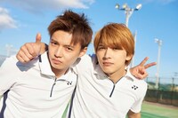 佐藤大樹と吉沢亮のオフショット。