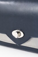 ランサーモデルのショルダーバッグ。