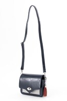 ランサーモデルのショルダーバッグ。