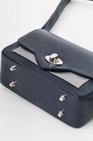 ランサーモデルのショルダーバッグ。