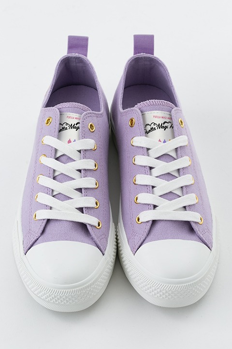 暁美ほむらモデルのスニーカー。