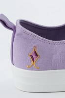 暁美ほむらモデルのスニーカー。