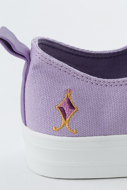 暁美ほむらモデルのスニーカー。