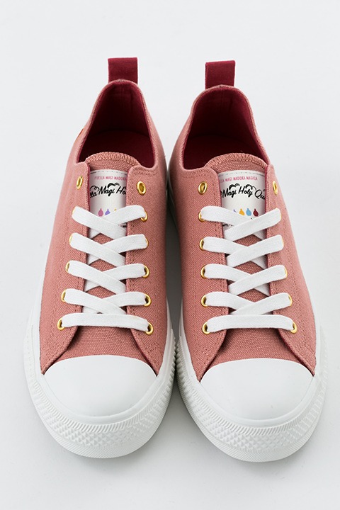 佐倉杏子モデルのスニーカー。