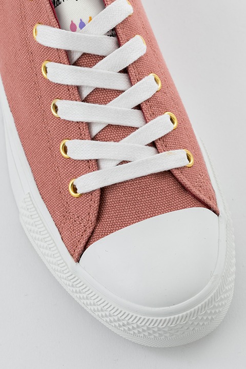 佐倉杏子モデルのスニーカー。