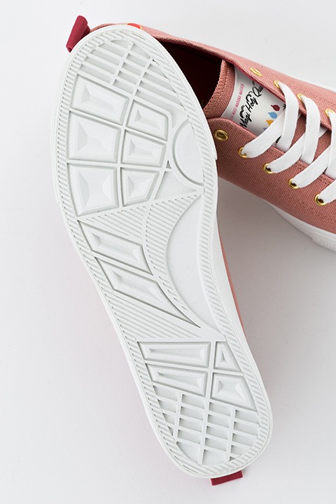 佐倉杏子モデルのスニーカー。