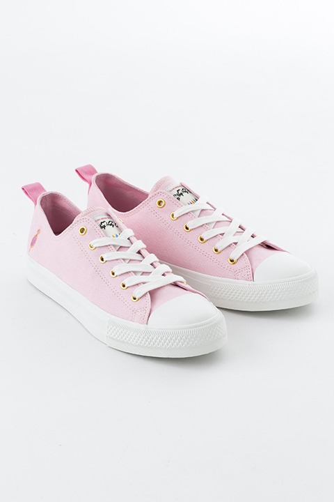 「魔法少女まどか☆マギカ」鹿目まどかモデルのスニーカー。