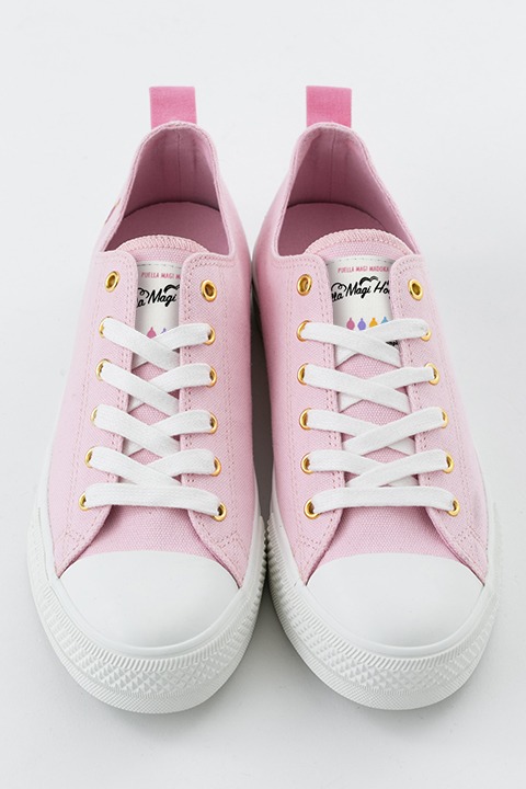 「魔法少女まどか☆マギカ」鹿目まどかモデルのスニーカー。