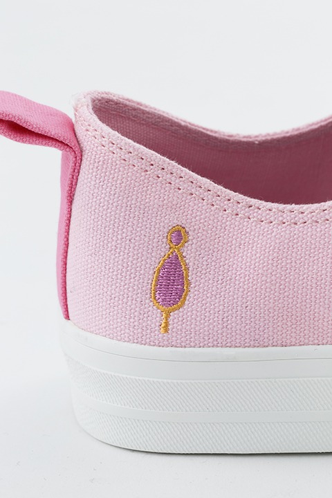 「魔法少女まどか☆マギカ」鹿目まどかモデルのスニーカー。