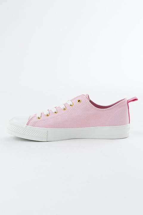 「魔法少女まどか☆マギカ」鹿目まどかモデルのスニーカー。