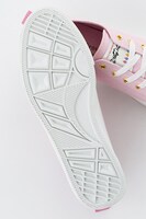 「魔法少女まどか☆マギカ」鹿目まどかモデルのスニーカー。