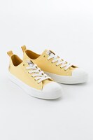 巴マミモデルのスニーカー。