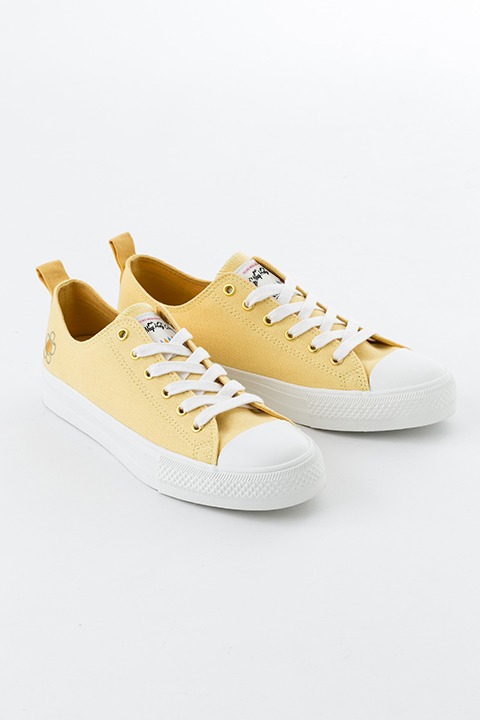 巴マミモデルのスニーカー。