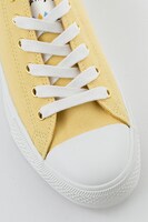 巴マミモデルのスニーカー。