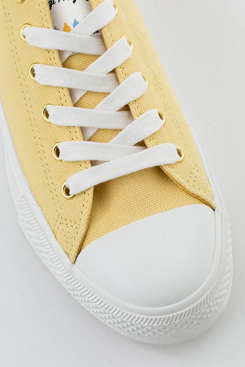 巴マミモデルのスニーカー。