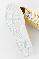 巴マミモデルのスニーカー。