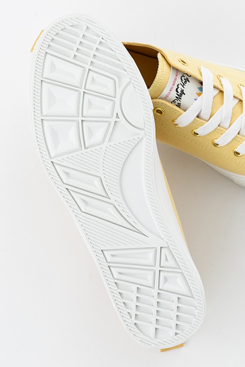 巴マミモデルのスニーカー。