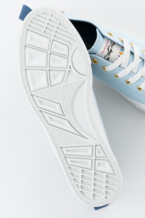 美樹さやかモデルのスニーカー。